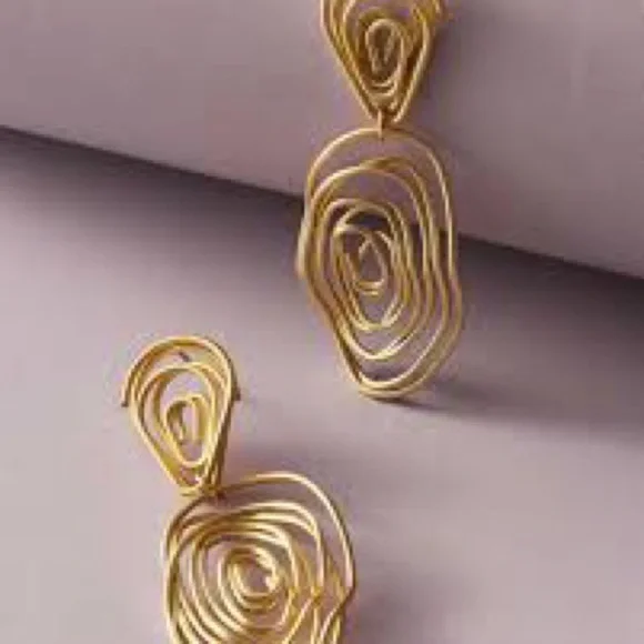 Elegant Gold Swirl Earrings - Picture 3 of 4